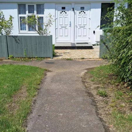New 3 Bedrooms Flat In Ashford Near Heathrow Exterior photo