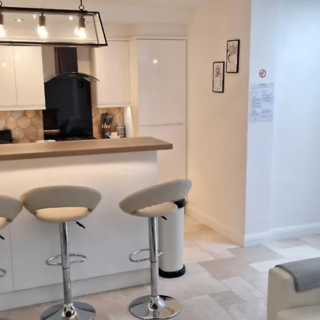 New 3 Bedrooms Flat In Ashford Near Heathrow Exterior photo