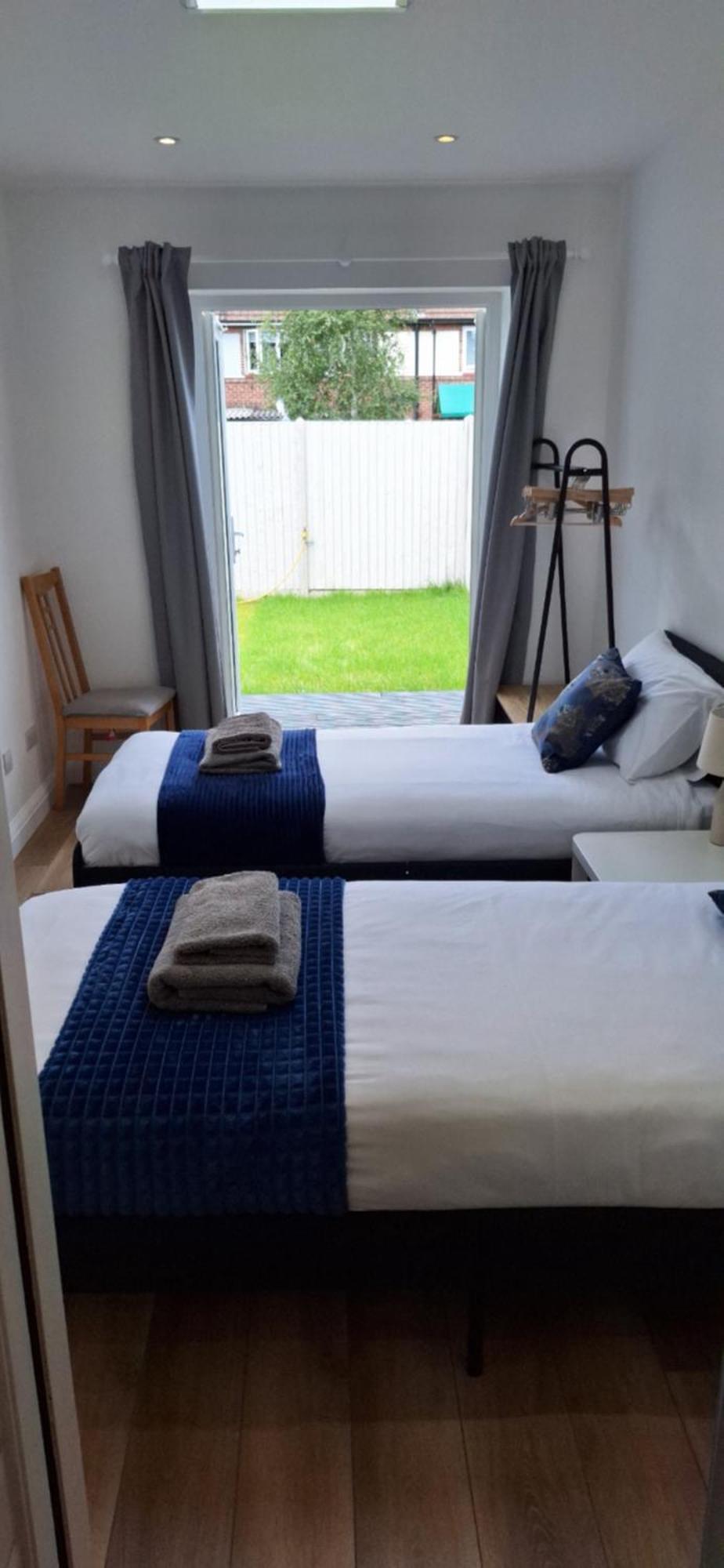 New 3 Bedrooms Flat In Ashford Near Heathrow *